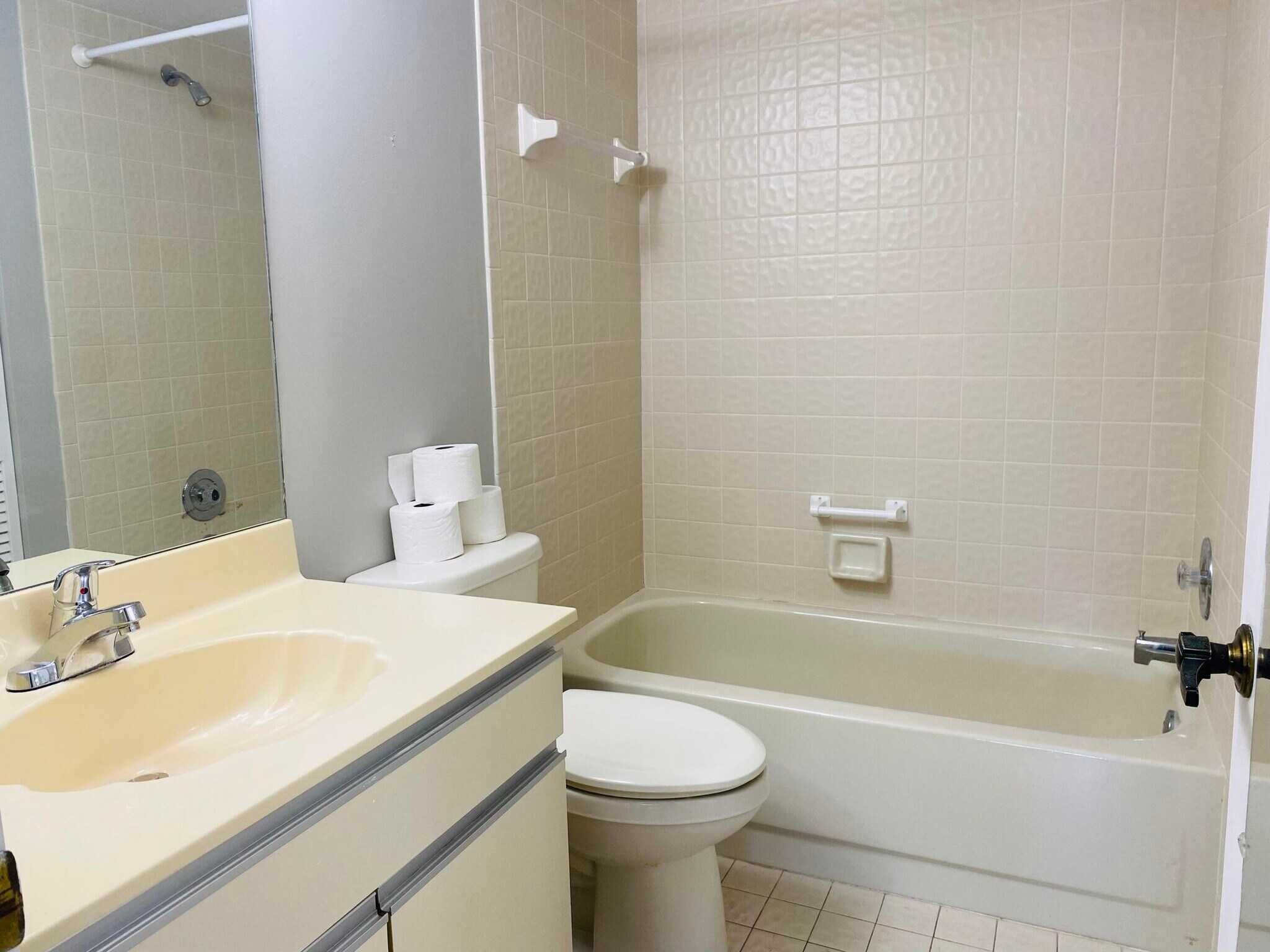 Building Photo - 5040 Rose Hill Dr