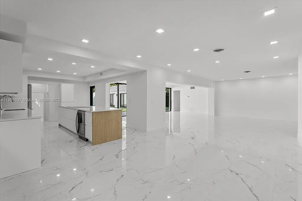 Building Photo - 112 E 1st Ct