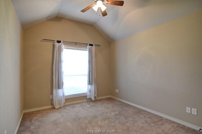 Building Photo - Available August 2026! Beautiful 5 Bed/4 B...