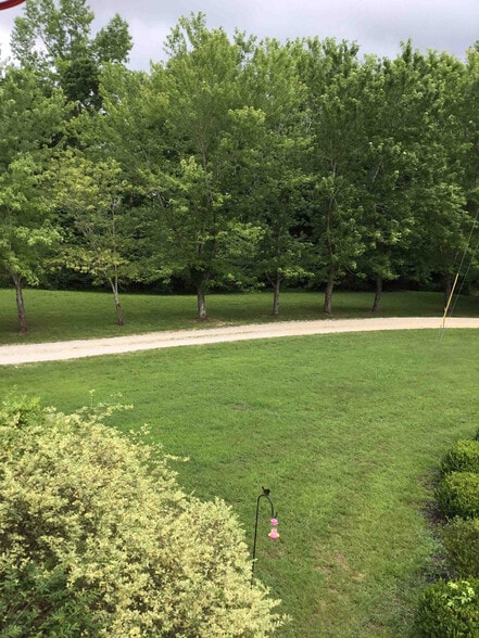 Building Photo - 198 Schools Dr