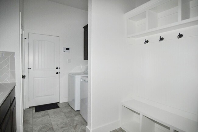 Building Photo - Fantastic 4-3-3 in Weatherford, Azle ISD!