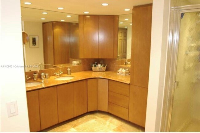 Building Photo - 1717 N Bayshore Dr