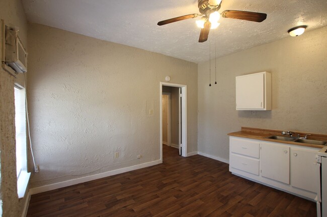 Building Photo - Coming Soon! Cozy 1 Bedroom, 1 Bath in Tyler!