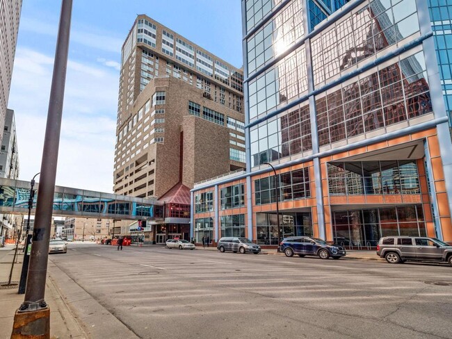 Building Photo - 433 S 7th St