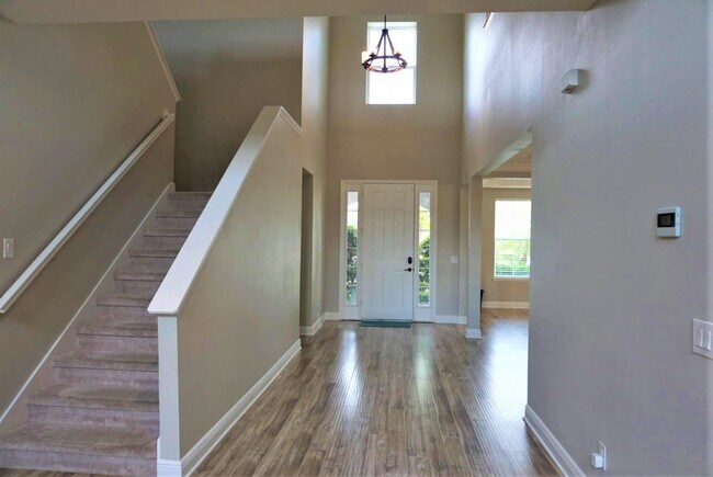 Building Photo - Orchard Hills 6 bed / 3.5 Bath - Partially Furniushed