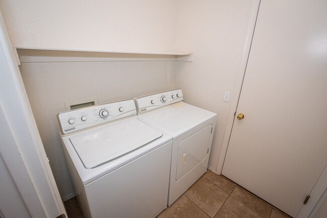 Building Photo - Beautiful Patio Home! 3 Bedrooms, 2 Bath, Split Floor Plan, Central A/C with 2 Car Garage