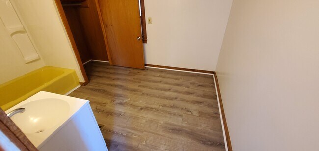 Bathroom - 901 W Chestnut St