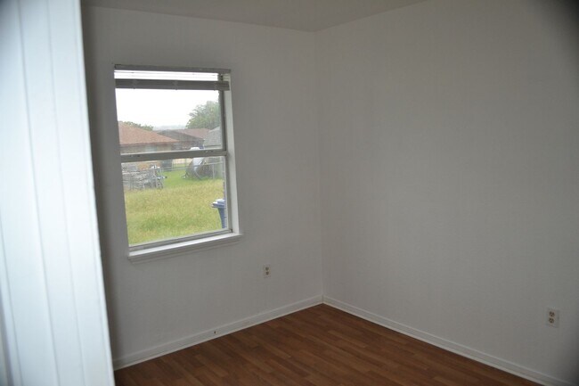 Building Photo - 302 Horseshoe Dr