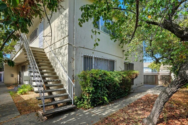 Building Photo - 9034 Hillside St