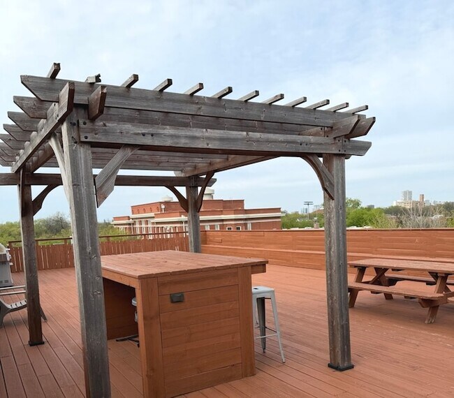 Building Photo - 2915 N Clybourn Ave