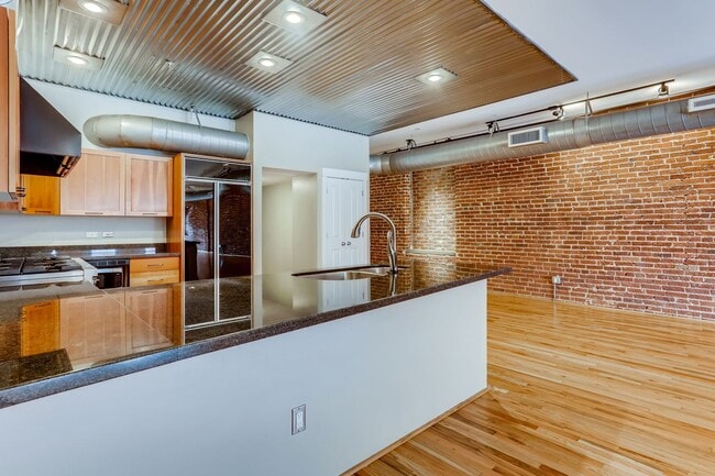 Building Photo - 3 Bedroom 2 Bath Loft Living At It's Finest In LODO! Wireworks Building