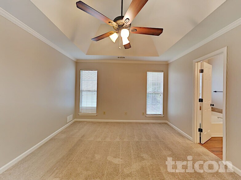 Building Photo - 555 Horseshoe Cir