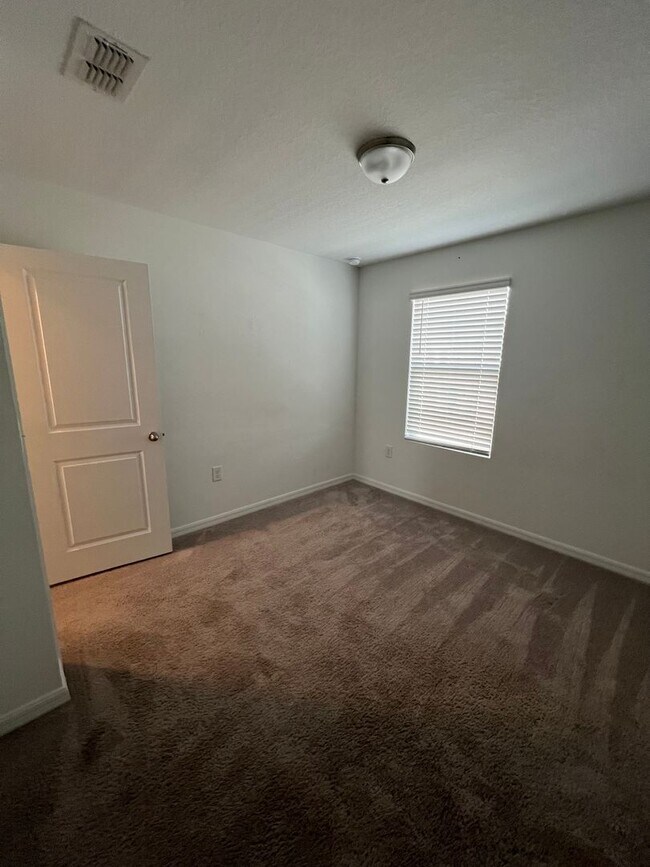 Building Photo - Modern 3-Bed Townhome w/ Garage in Desirable Davenport Community