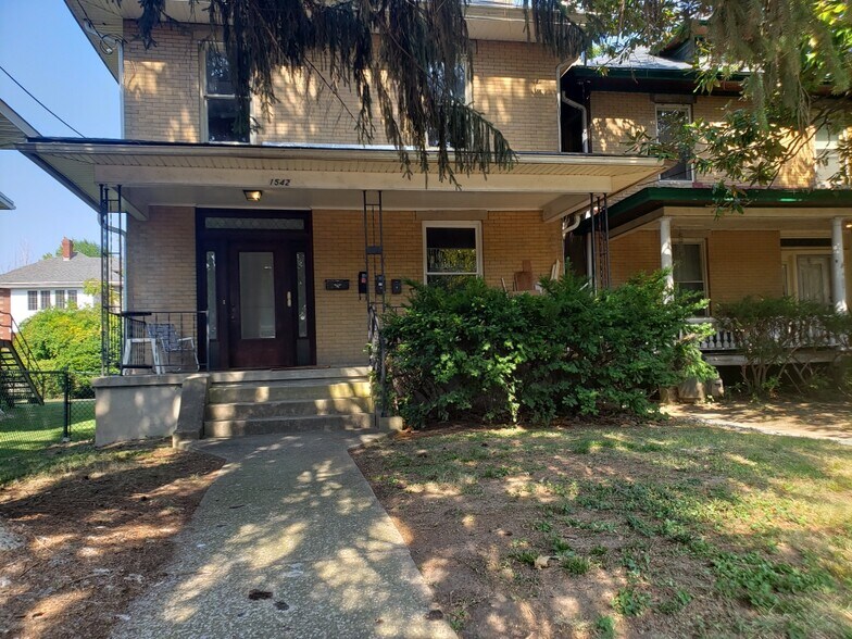 Front - 1542 Quarrier St