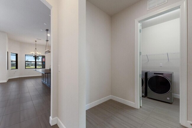 Building Photo - 712 Sigsbee Loop