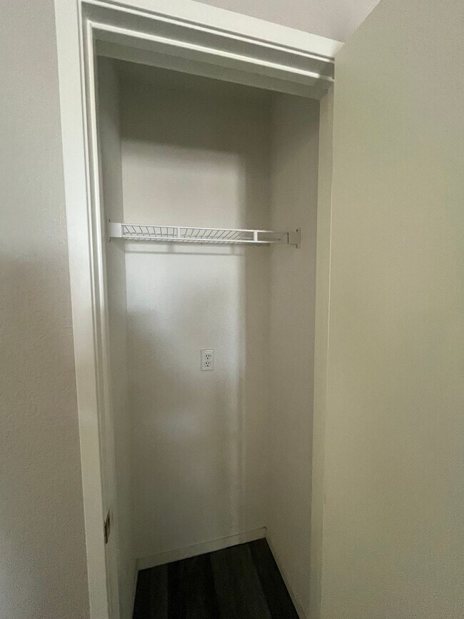 Building Photo - 2 bed, 2 bath condo located in gated community w/lush landscaping, 2 pools, spas, BBQ areas & clu...