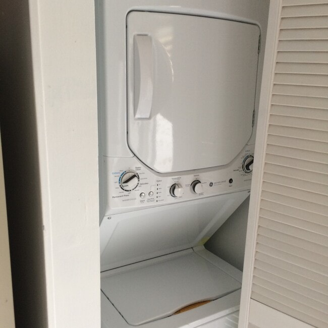 Building Photo - 1622 Shaker Cir