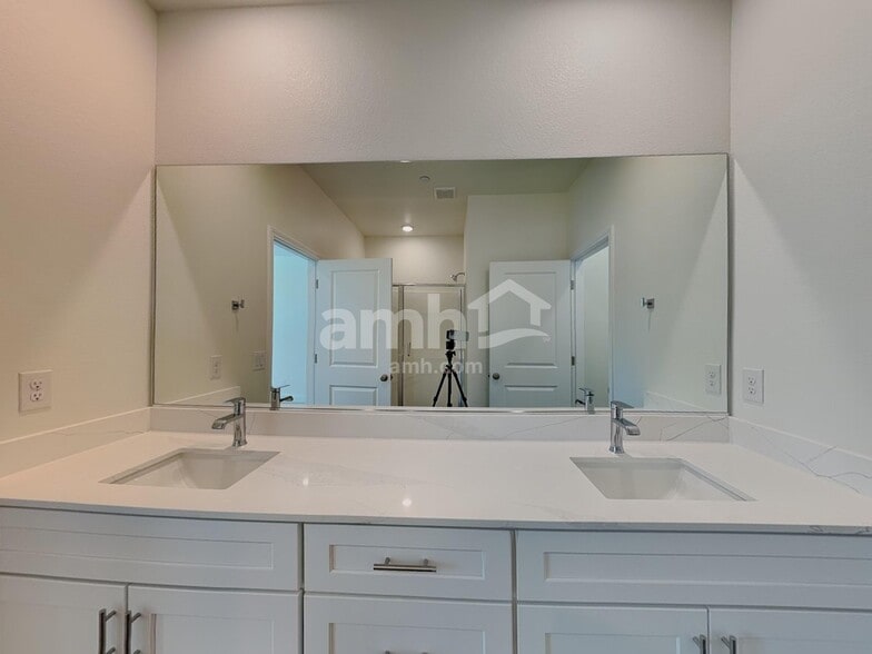 Building Photo - 870 English Primrose St