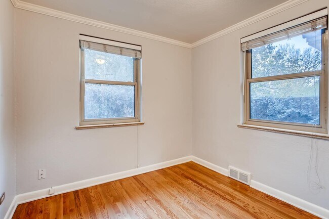 Building Photo - Congress Park Beautiful and Spacious Duplex!!! Top Unit! Shared Yard!