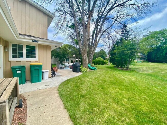 Building Photo - Desirable Mequon Home in Heart of Ville du...