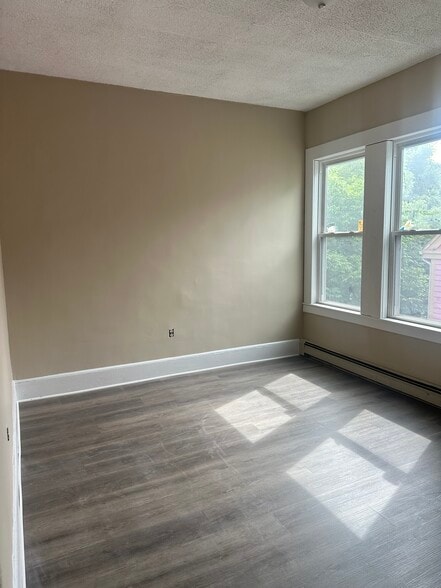 Building Photo - 19 Dewey St