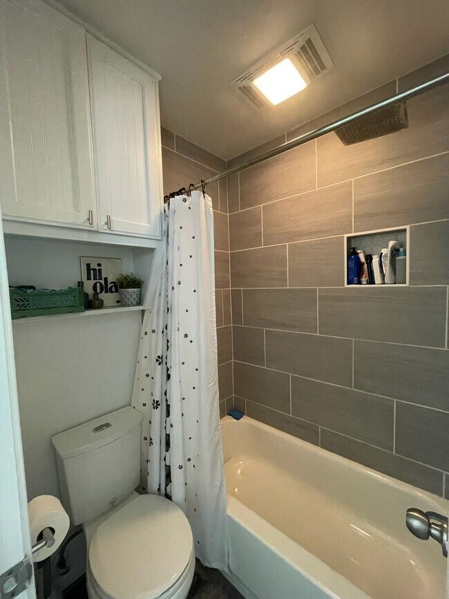 Building Photo - Fully Furnished Baylor Condo