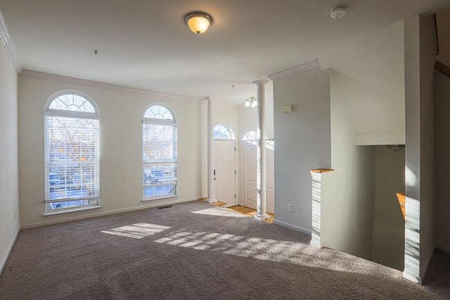 Building Photo - 641 Kirkcaldy Wy