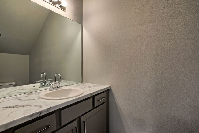 Building Photo - Beautiful Townhome For Lease