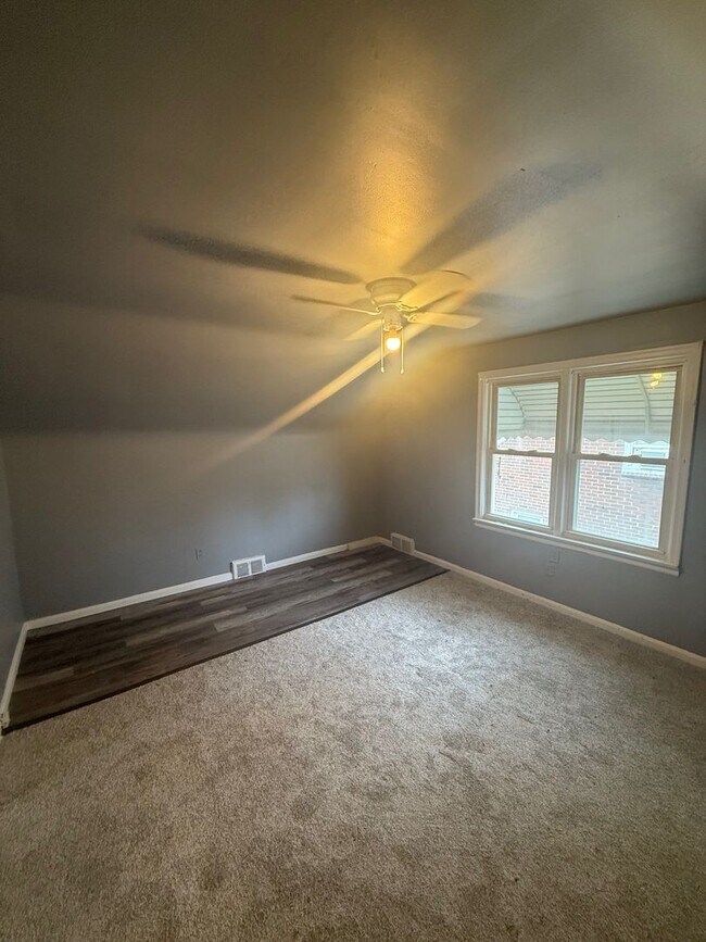 Building Photo - Charming 3 bedroom brick bungalow
