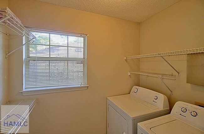 Building Photo - 555 Wellington Way