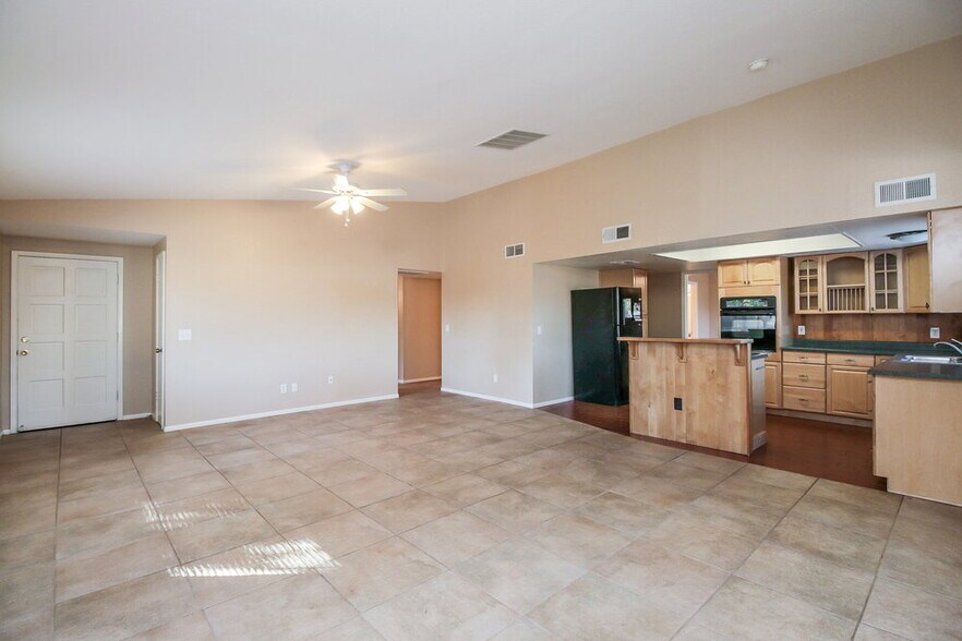 Building Photo - 119 S Cottonwood St