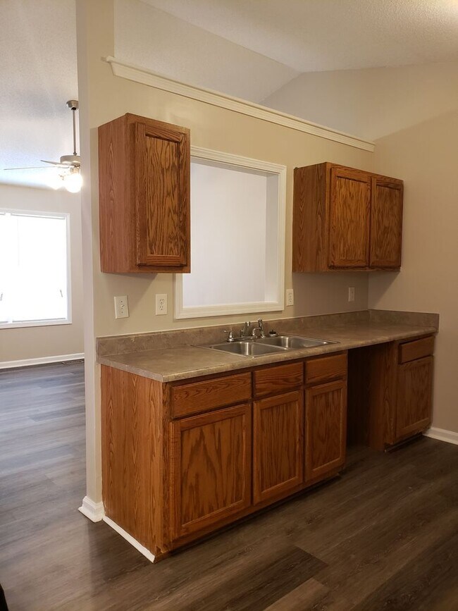 Building Photo - Come home to Serenity - 3 bedroom 2 bathroom Single Family Home