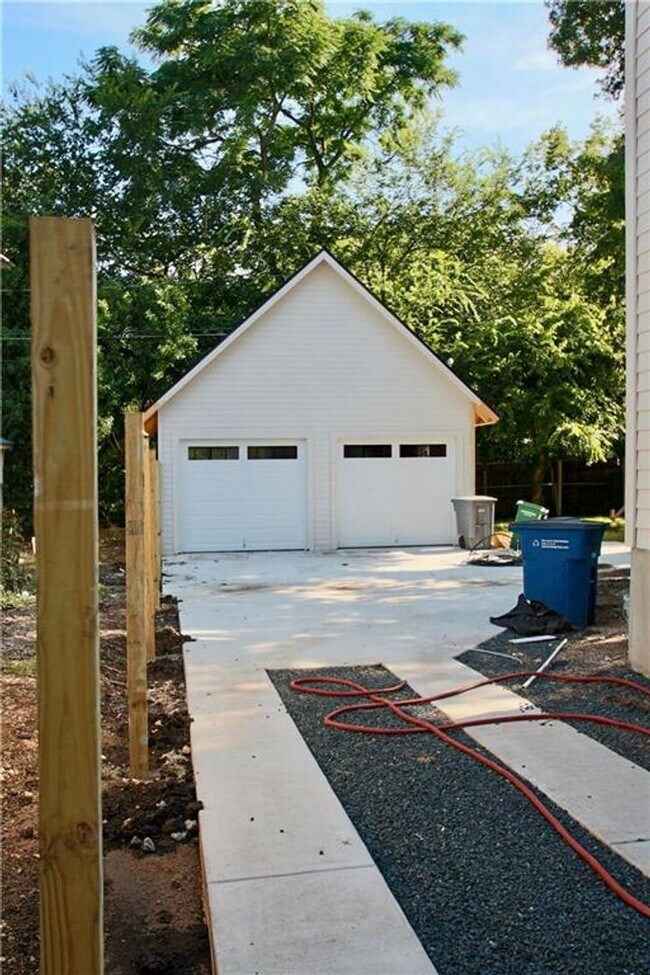 Building Photo - 705 Harris Ave