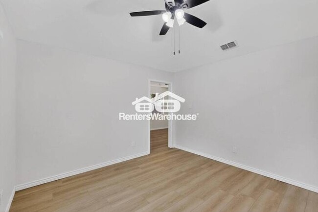 Building Photo - MOVE IN READY COMPLETELY UPDATED - 3BED/2B...