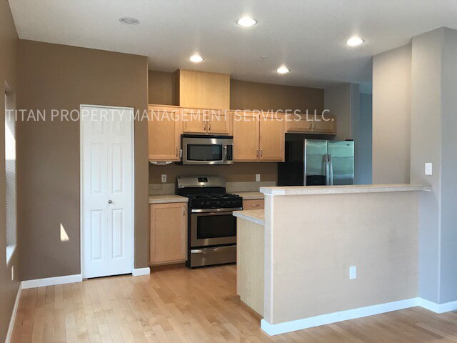 Building Photo - Beautiful Three Story Townhouse with Gas F...