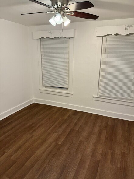 Building Photo - 526-14-1/2 S 14 1/2 St