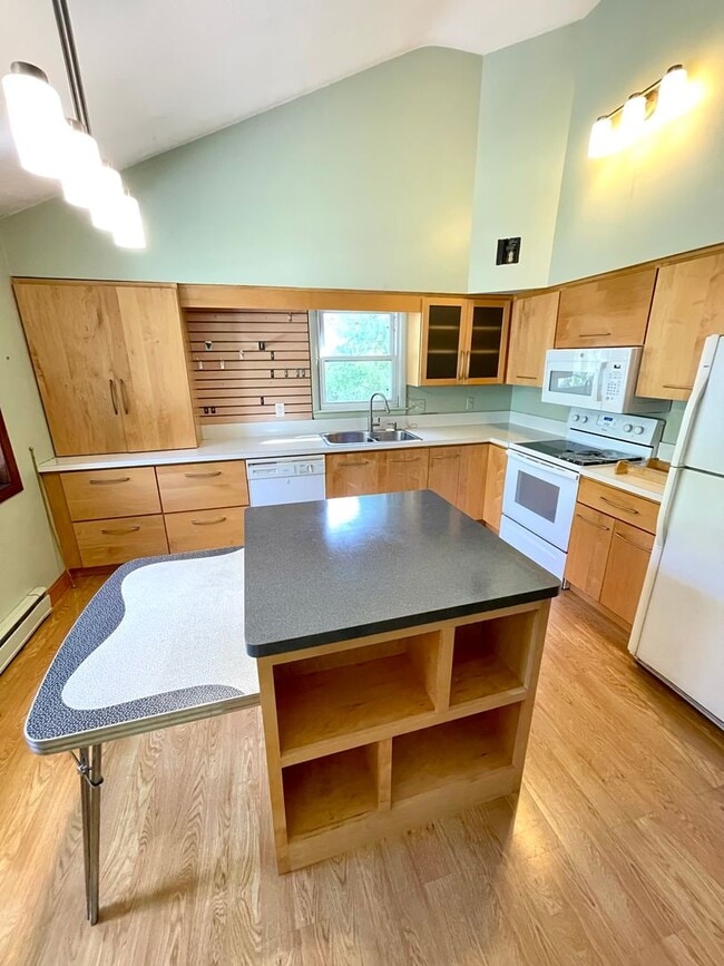 Building Photo - AVAILABLE AUGUST 18TH - Gorgeous 3 Bed 2 b...