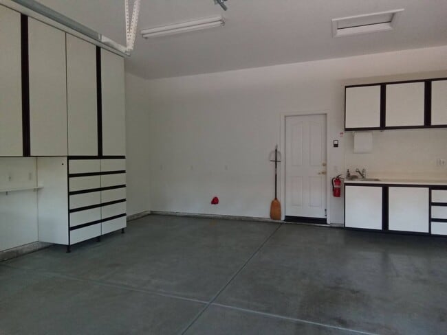 Building Photo - Gated: Single Story Heritage Oaks 3 Bedroom Plus Office/Den 3 Car Garage with lots of built in fo...