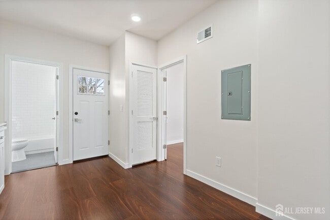 Building Photo - 824 George St