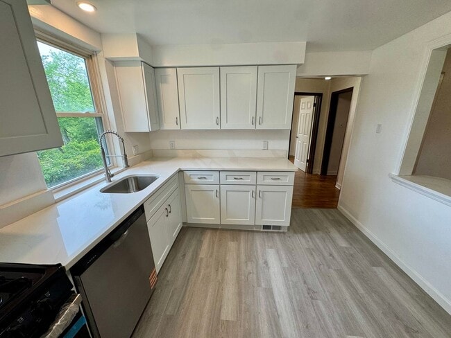 Building Photo - Charming 4 Bed 1.5 Bath house with BRAND NEW KITCHEN!!!