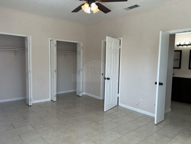 Building Photo - 4910 Parkwood Dr