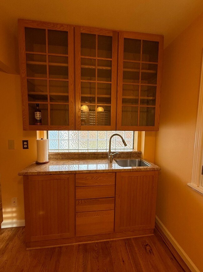 Building Photo - Beautiful expansive home for lease