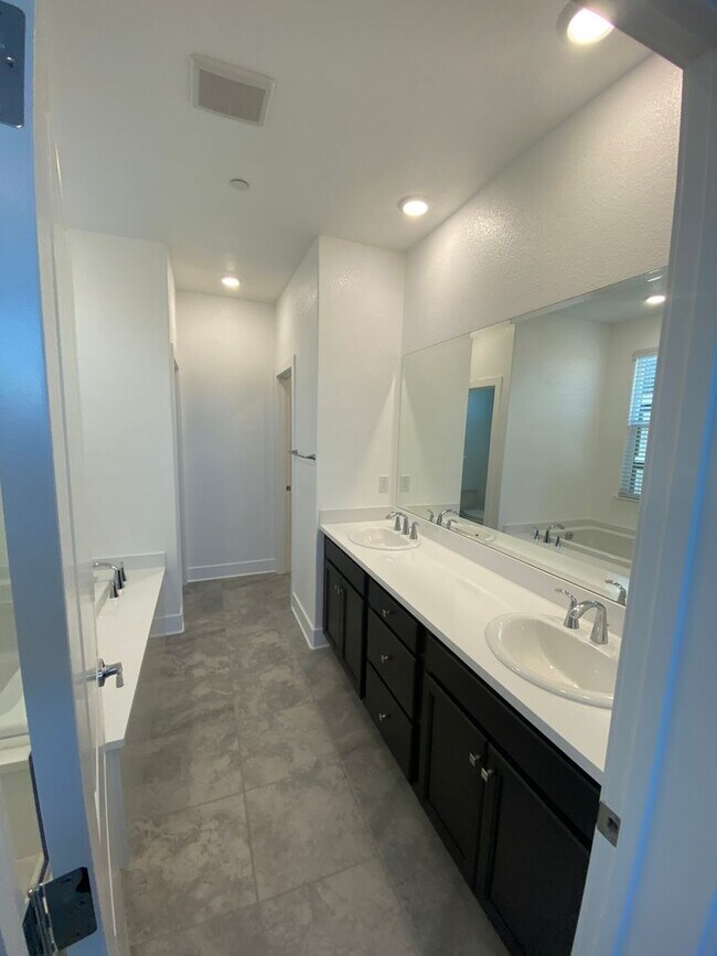 Building Photo - Single Story Home in Whitney Ranch with Ow...
