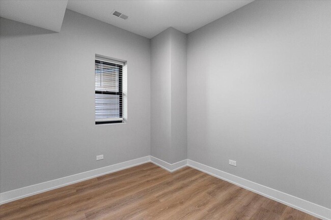 Building Photo - 2 bedroom in Chicago IL 60618