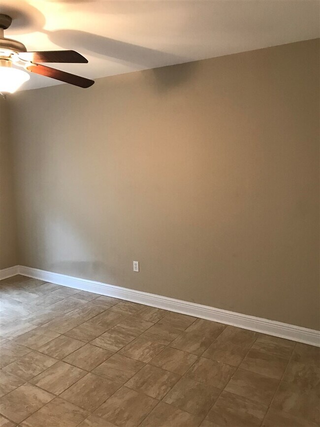 Building Photo - 2222 Cedarbrook Ct