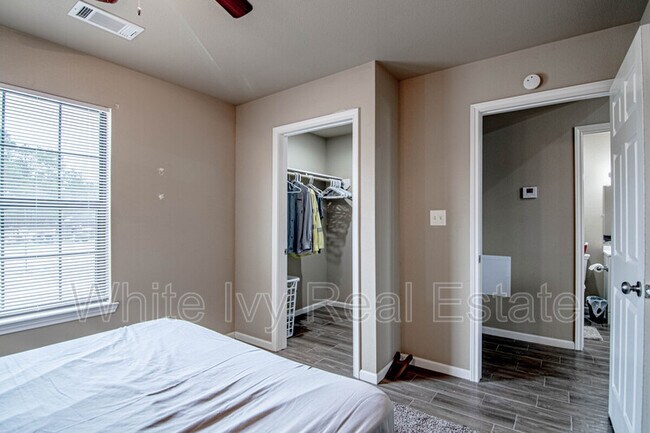 Building Photo - 875 FM 1696