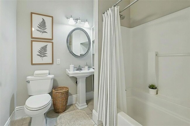 Building Photo - 5705 Prytania St