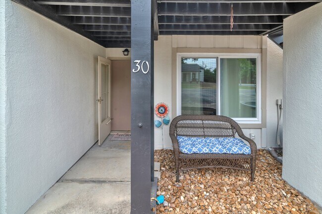 Building Photo - 1025 Parkview Dr