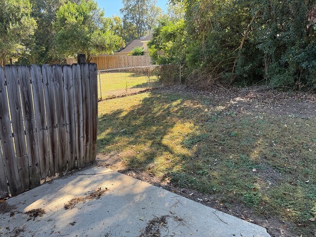 Building Photo - Fenced yard with NO CARPET in Melody Hills!