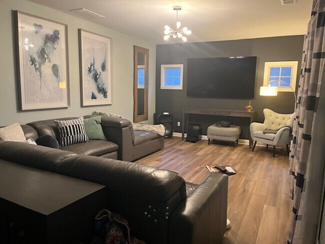 Building Photo - COMING SOON - LARGE 4 Bed 4 Bath in Lexington!